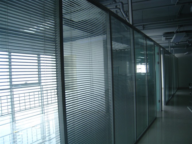 双玻璃百叶隔断的特点 隔断玻璃安装方法介绍